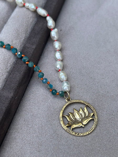 Pearly Lotus Kolye