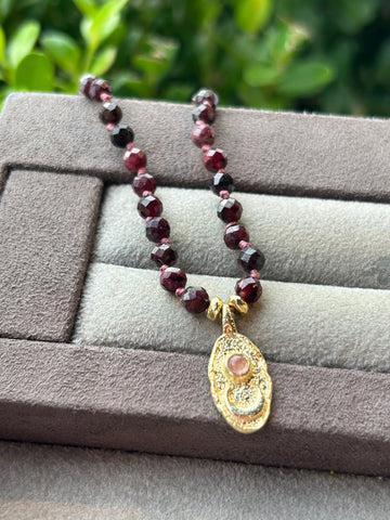 Garnet & Gold Moon Kolye